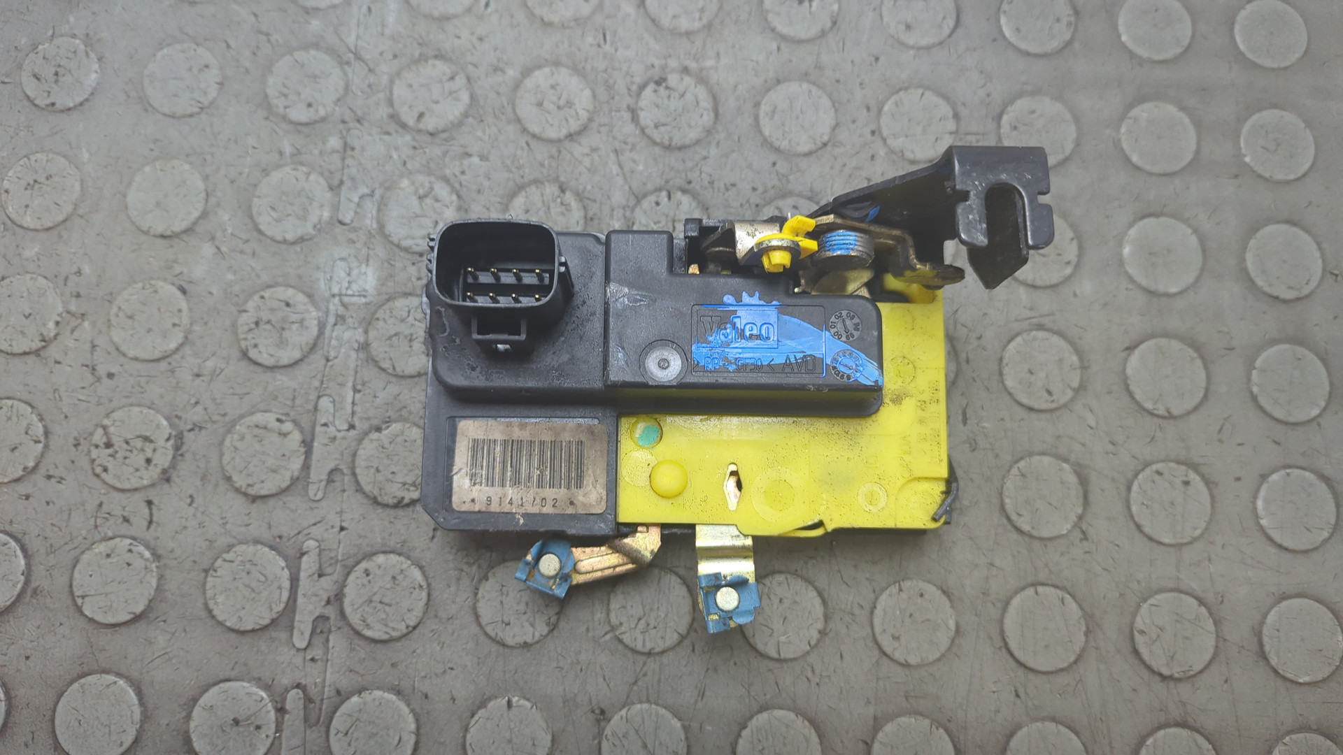 Замок двери передней правой