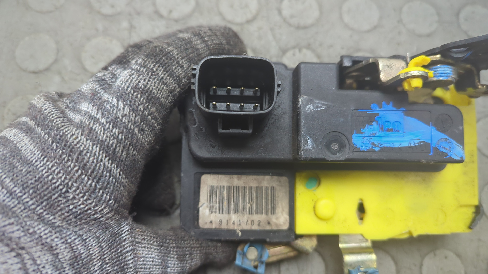 Замок двери передней правой