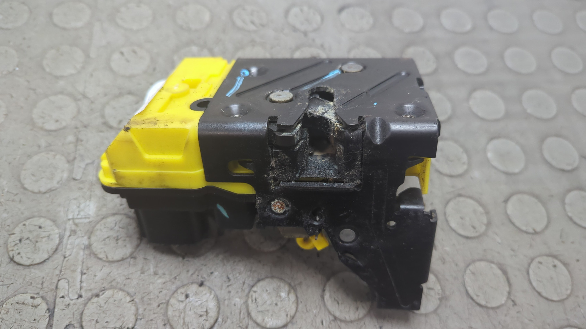 Замок двери передней правой