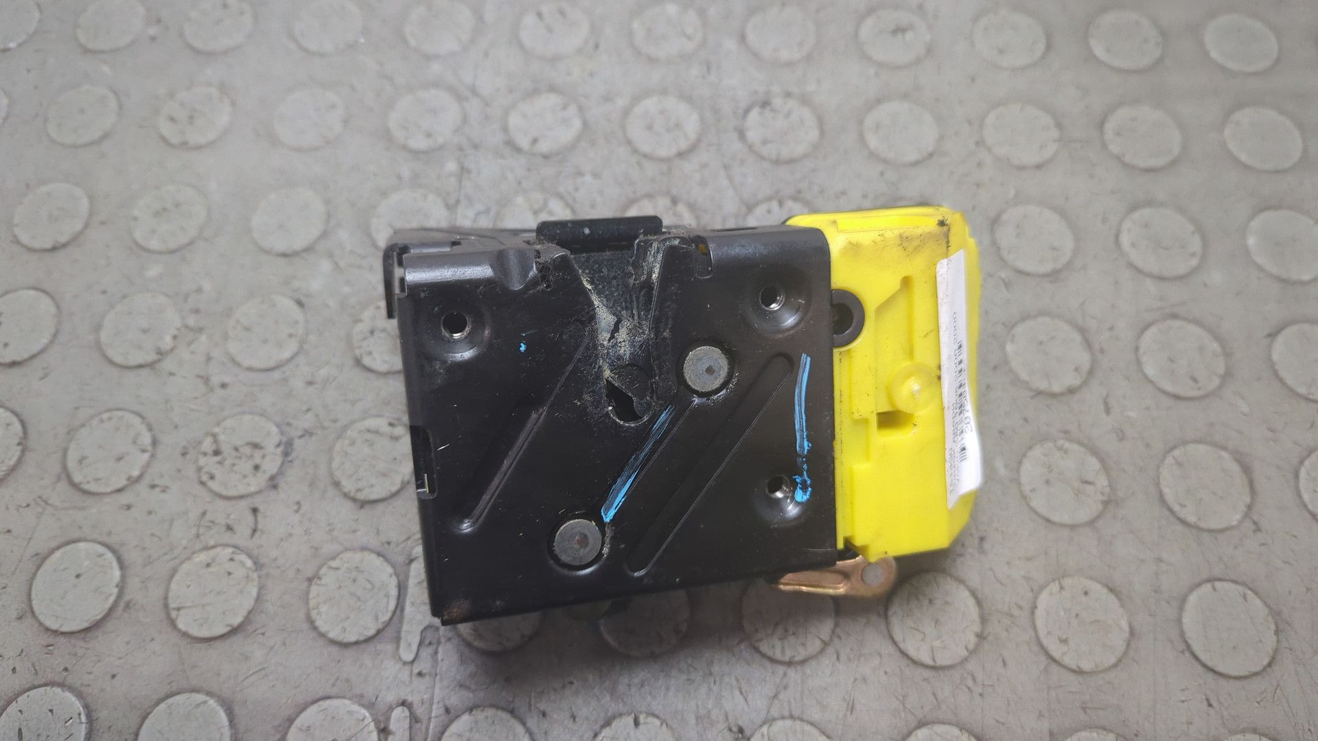 Замок двери передней правой