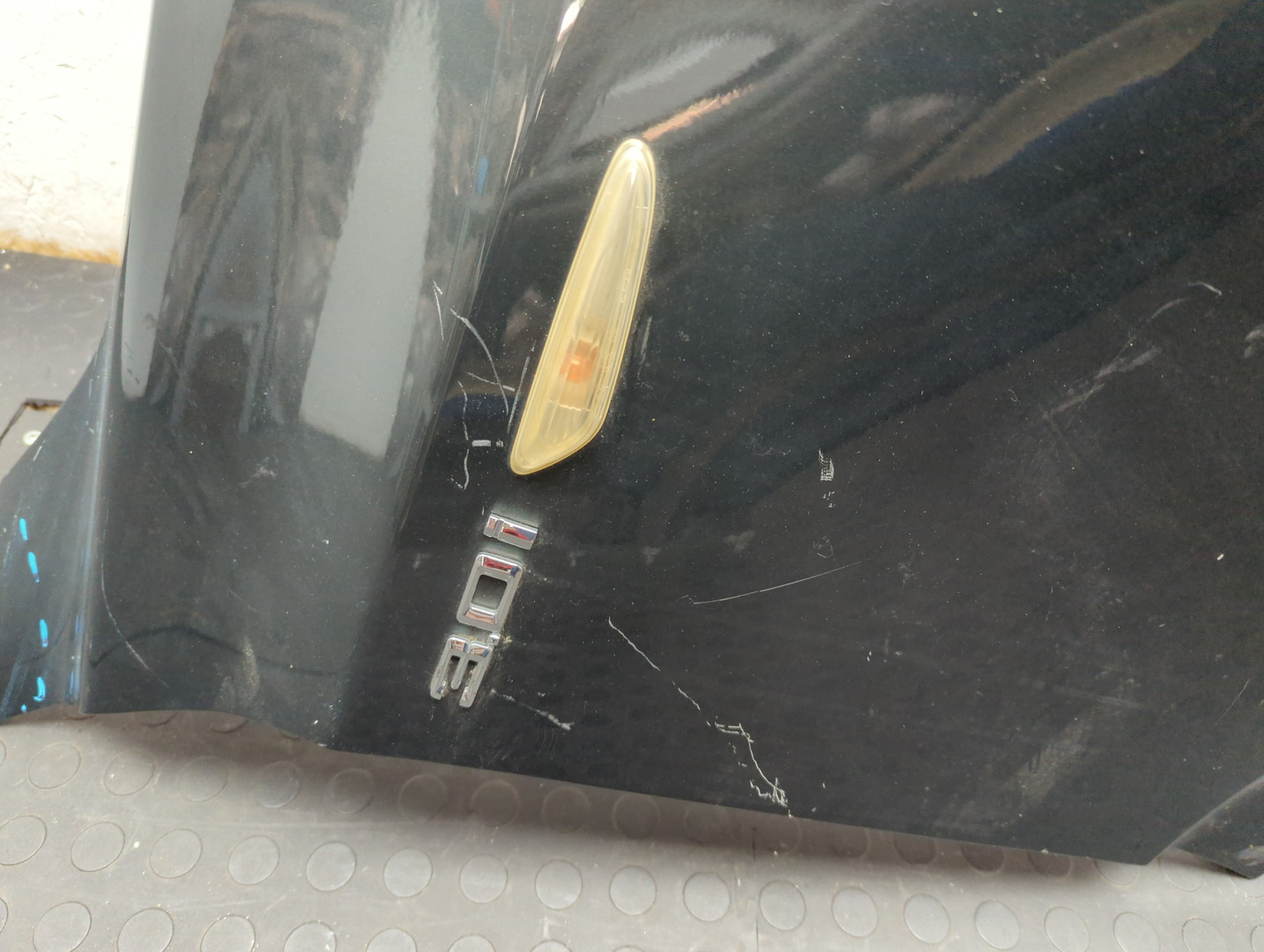 Крыло переднее правое