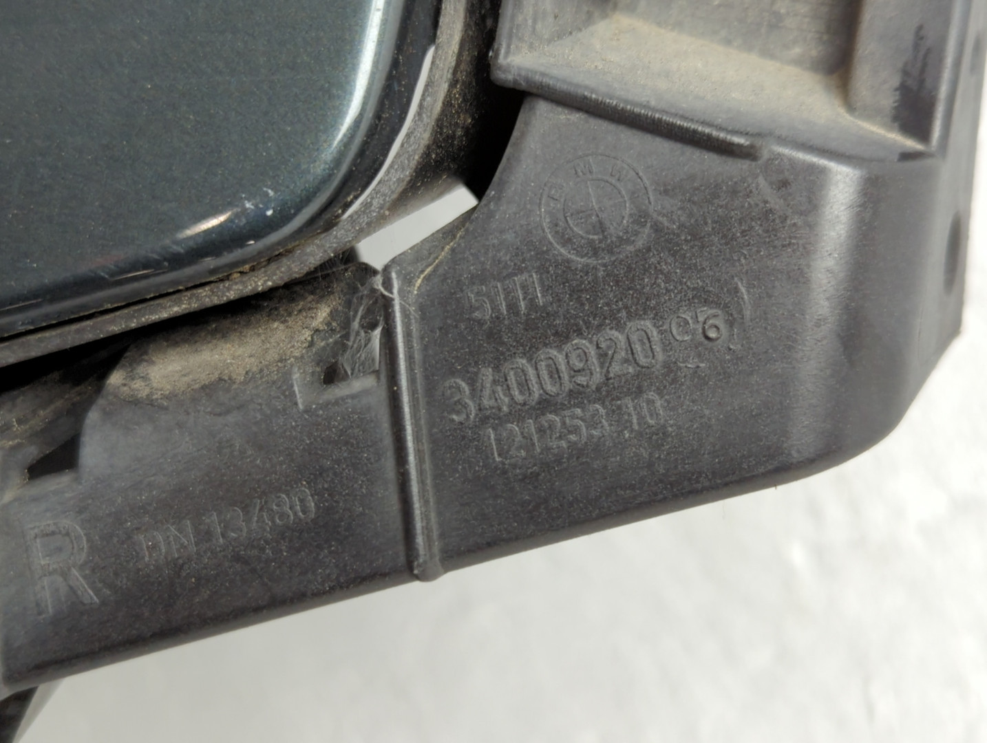 Крыло переднее правое