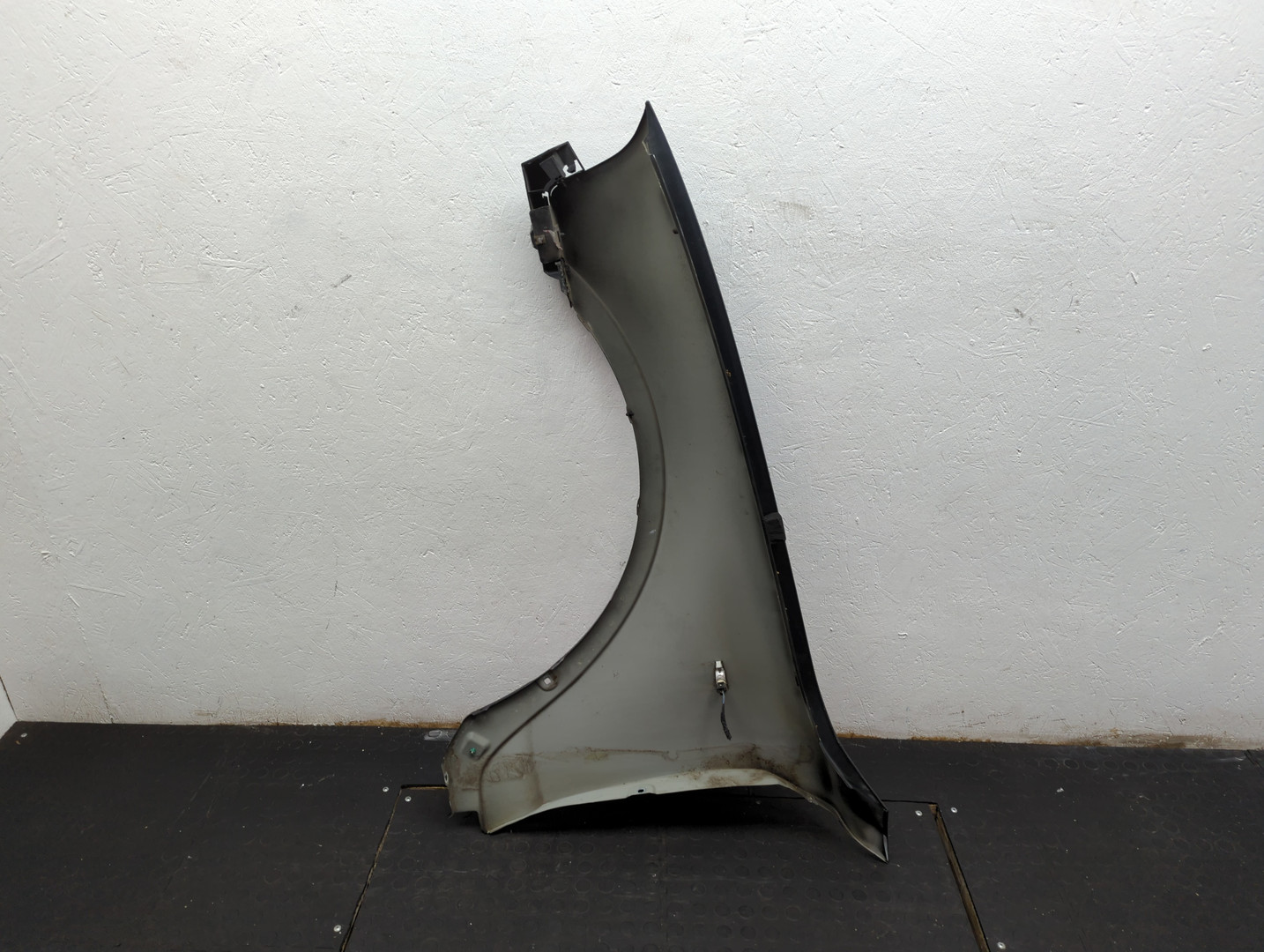 Крыло переднее правое