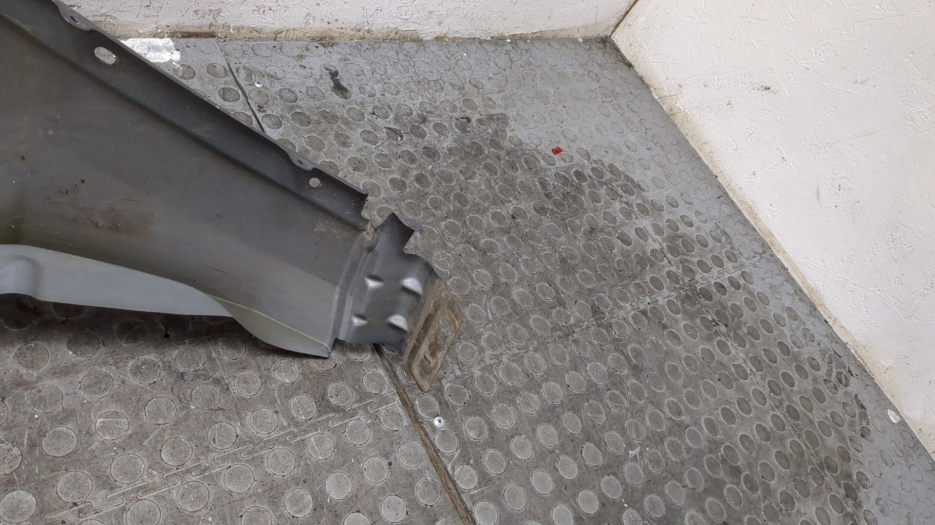 Крыло переднее левое