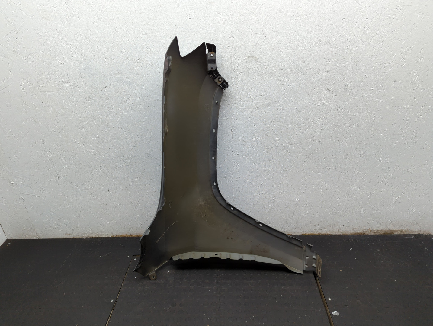Крыло переднее левое