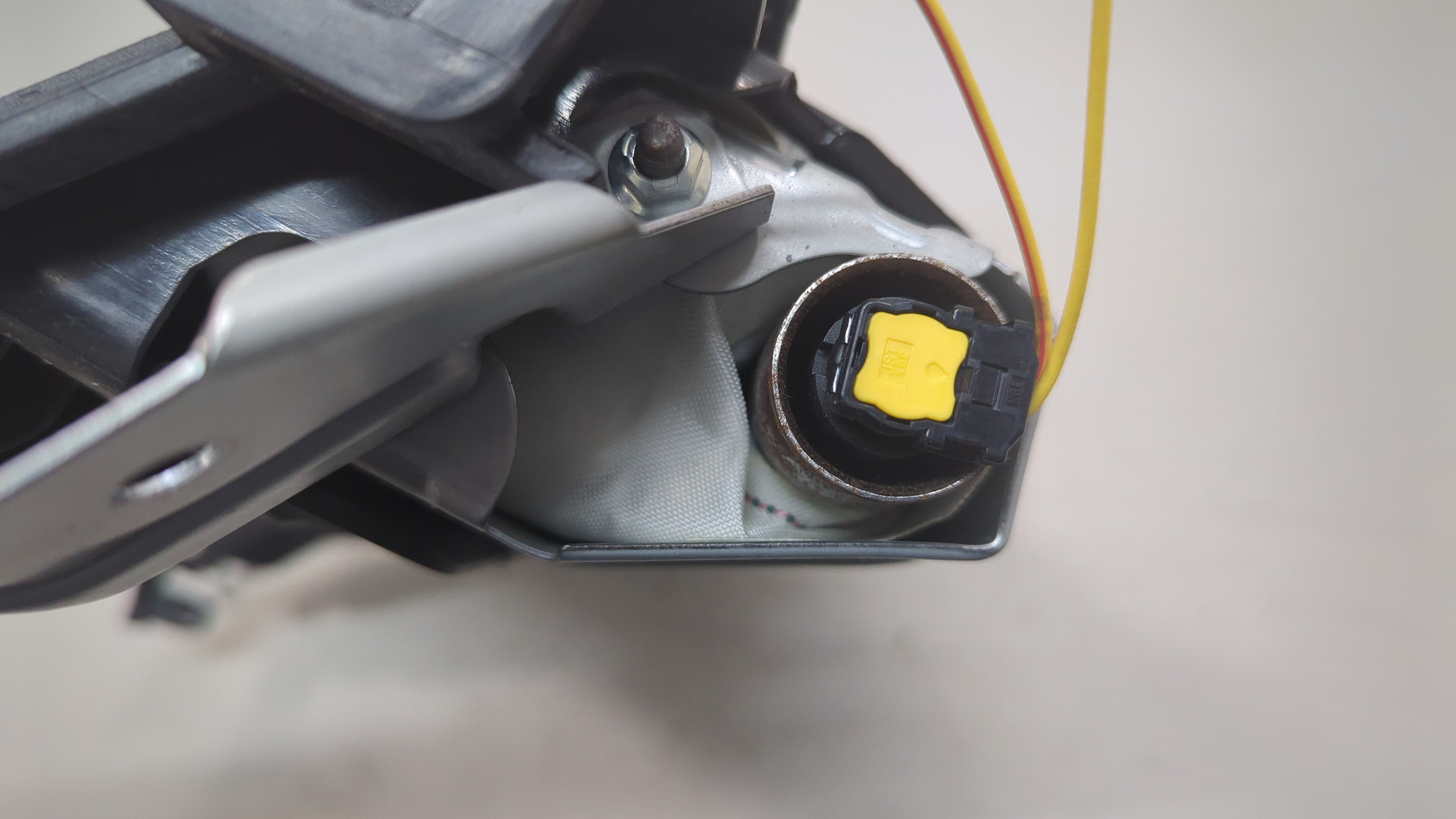 Подушка безопасности нижняя (для колен)