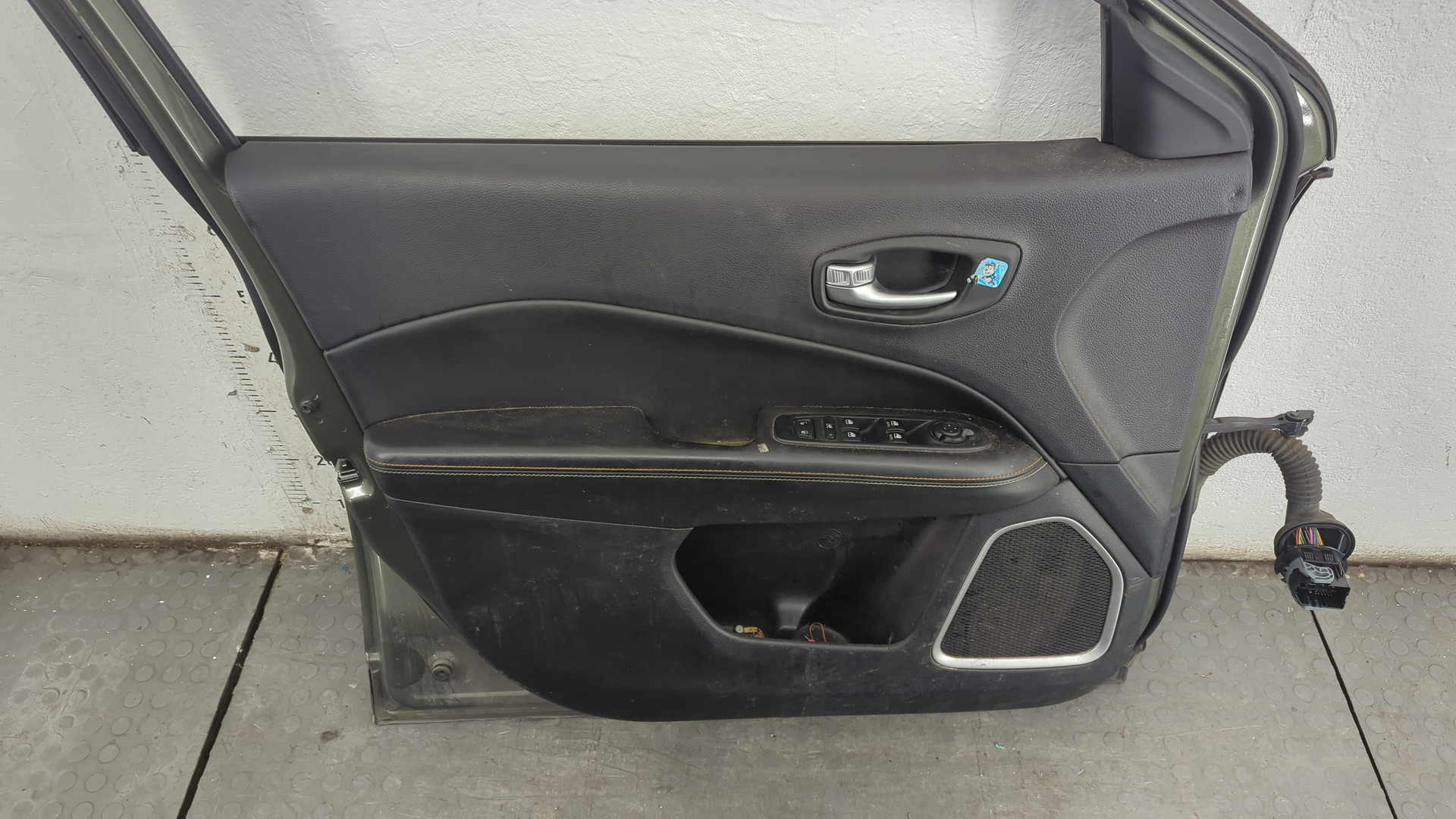 Дверь передняя левая