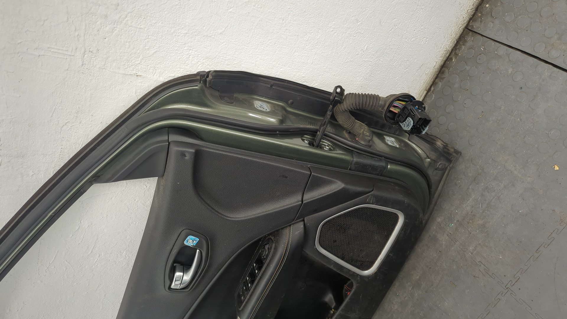 Дверь передняя левая