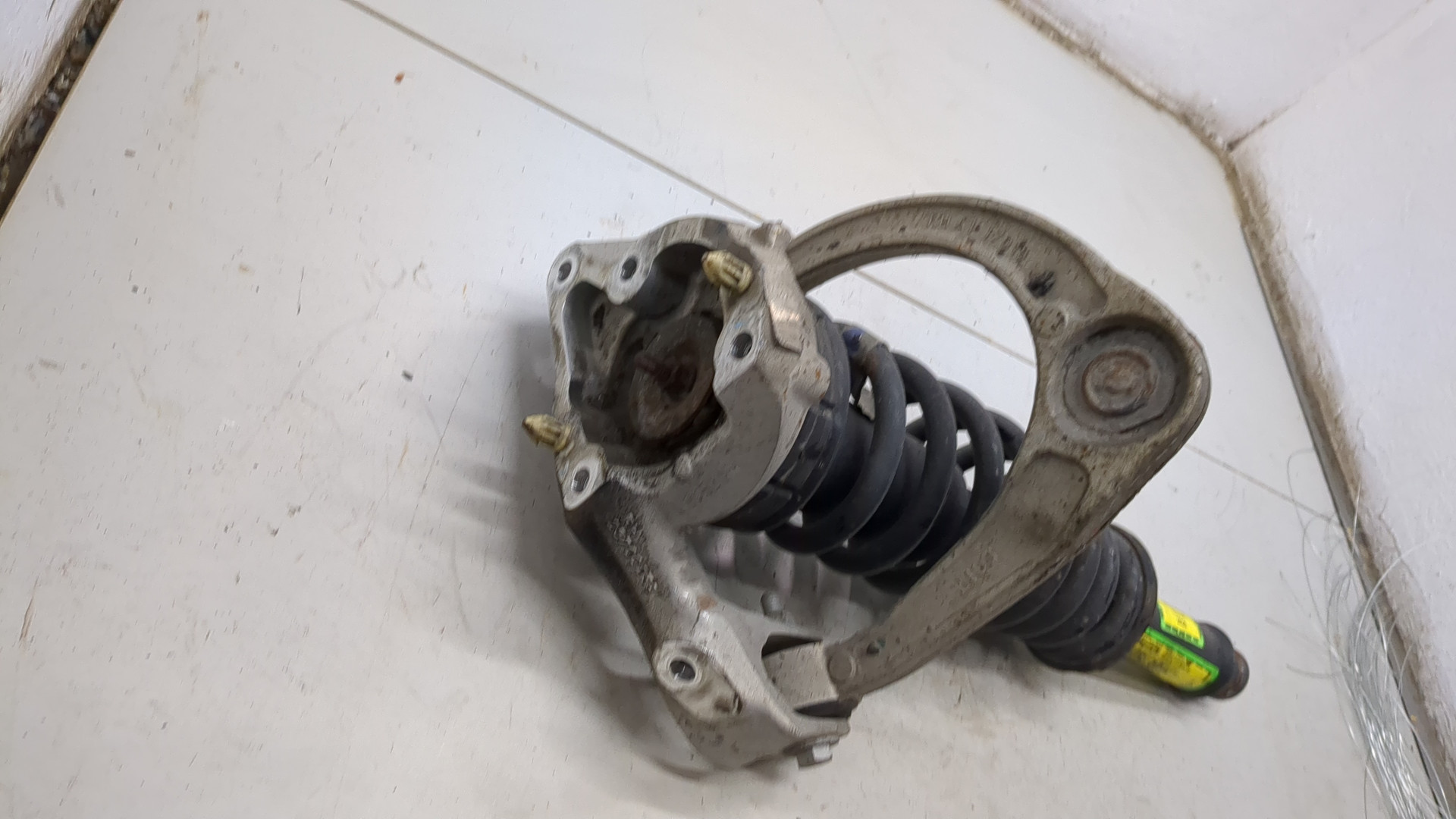 Амортизатор передний правый