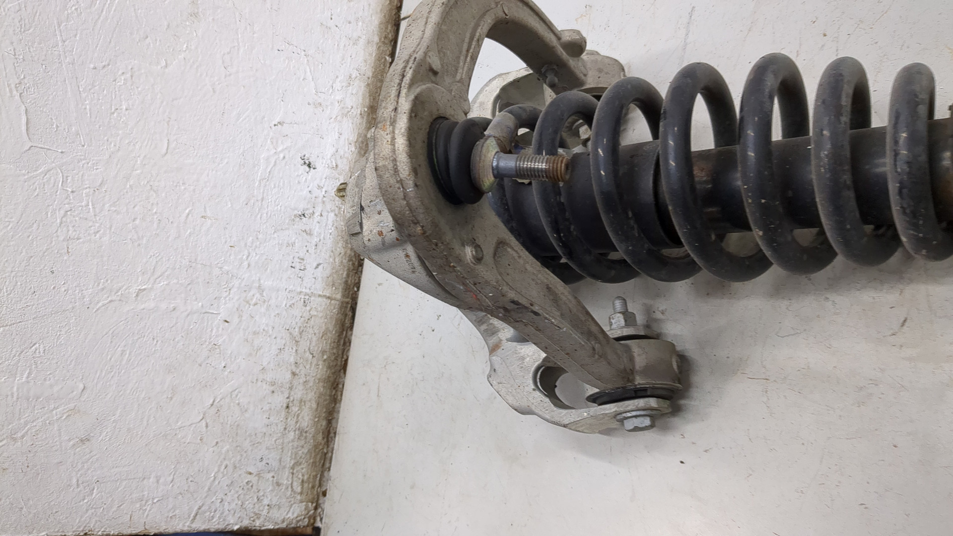 Амортизатор передний правый