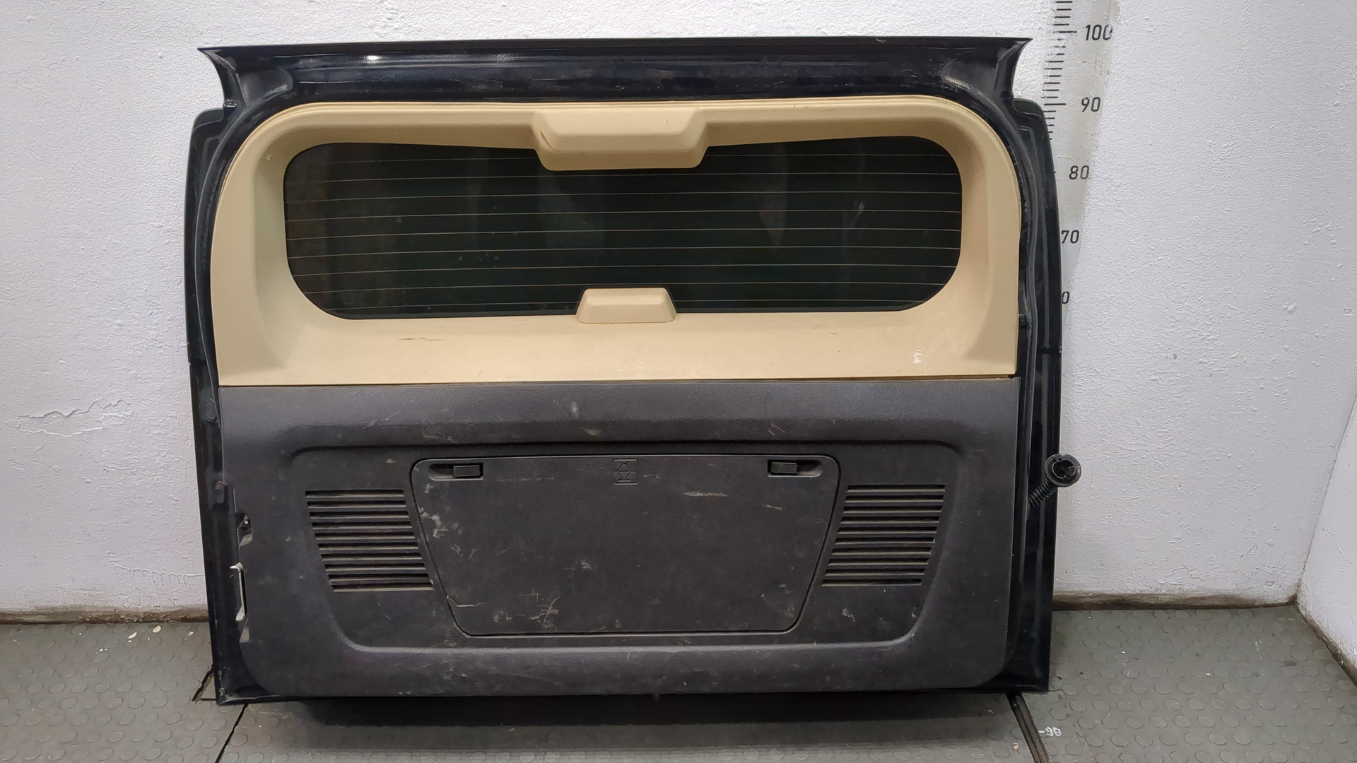 Дверь багажника