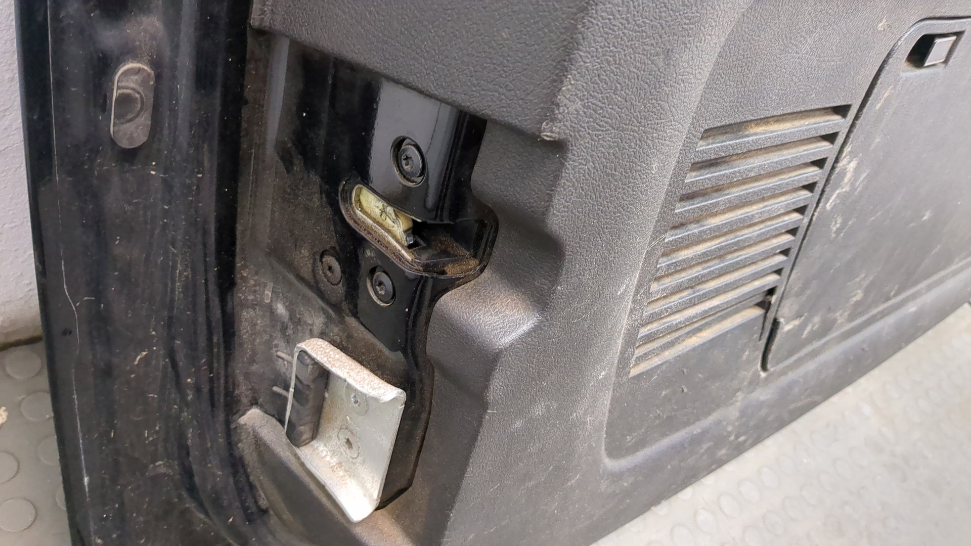 Дверь багажника