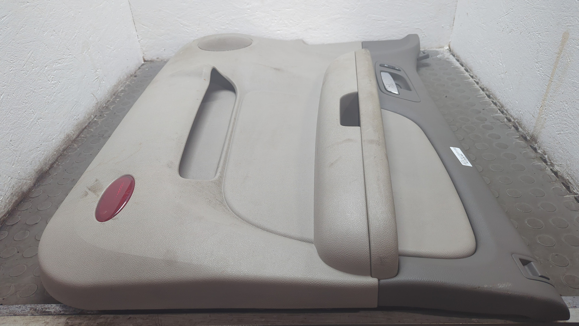 Обшивка двери передней правой