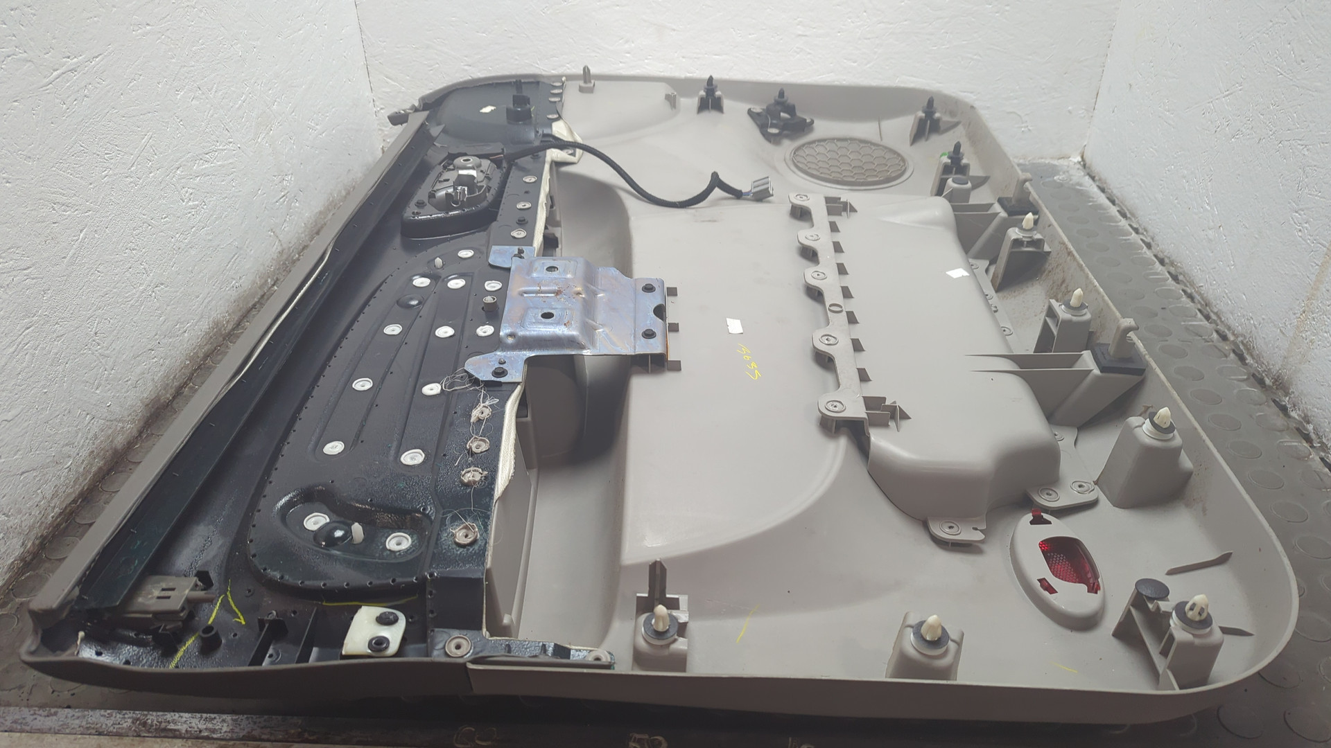 Обшивка двери передней правой