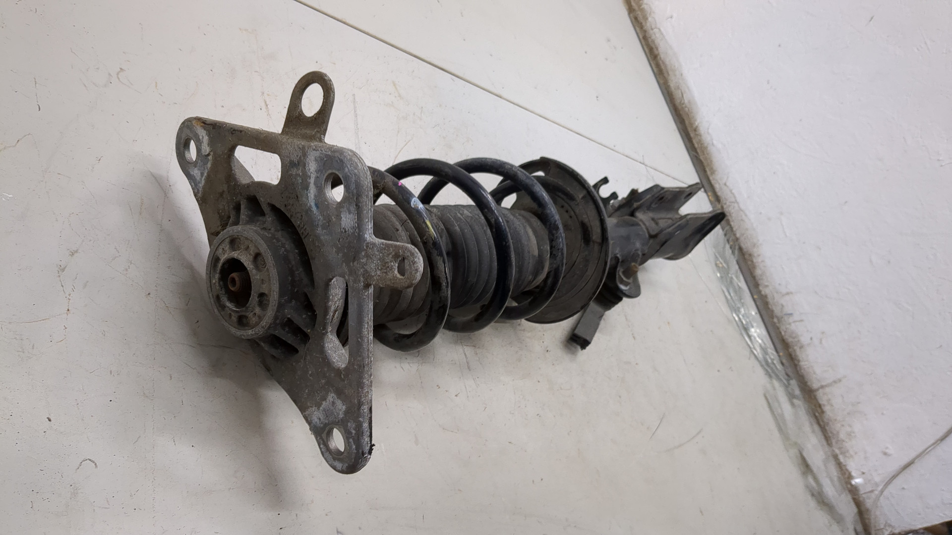 Амортизатор задний правый