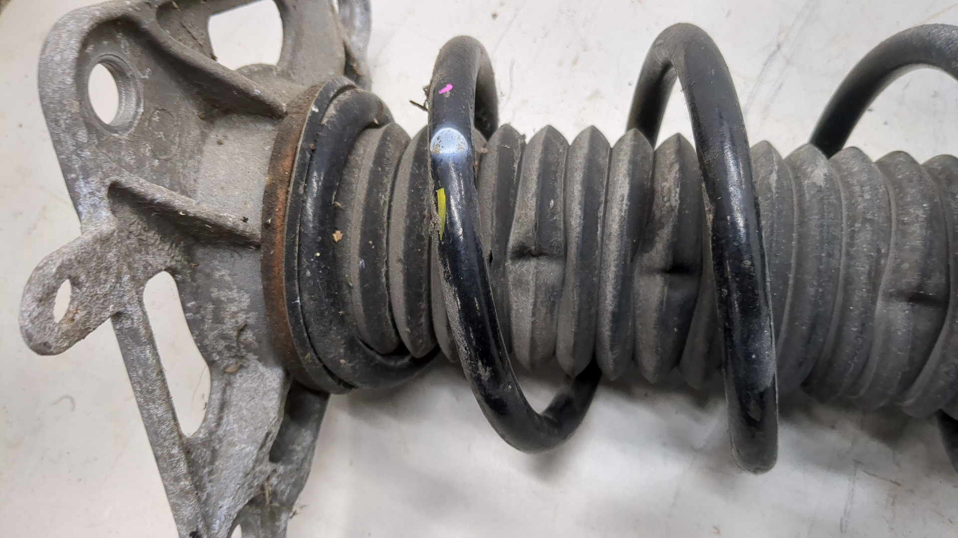 Амортизатор задний правый