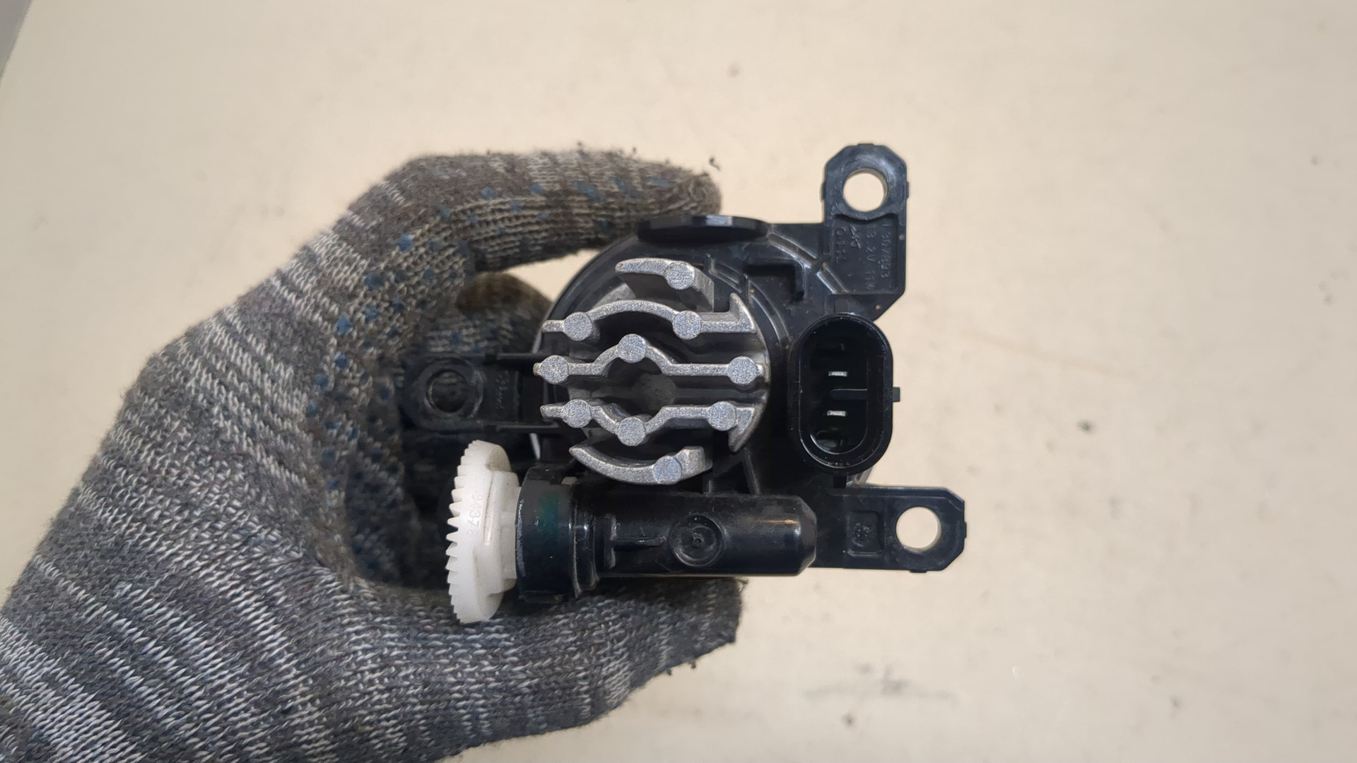 Фара противотуманная левая