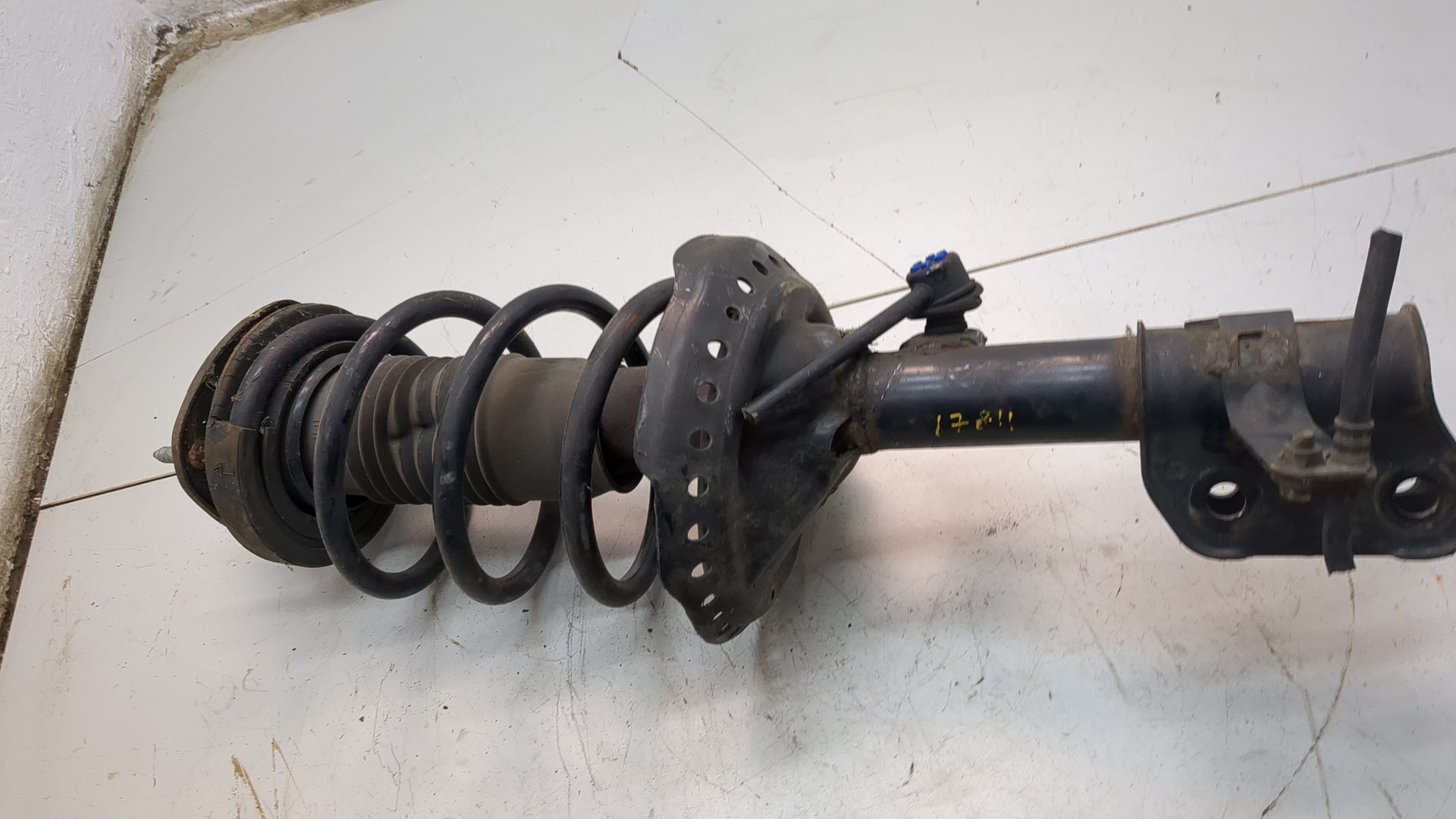 Амортизатор передний правый