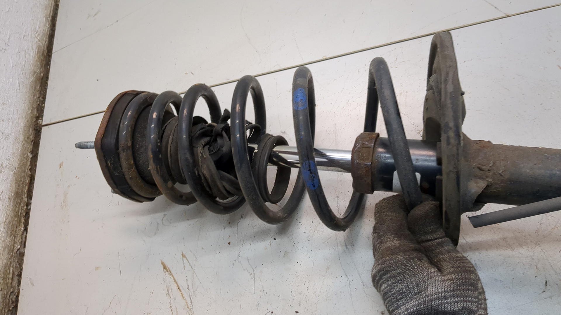 Амортизатор передний правый