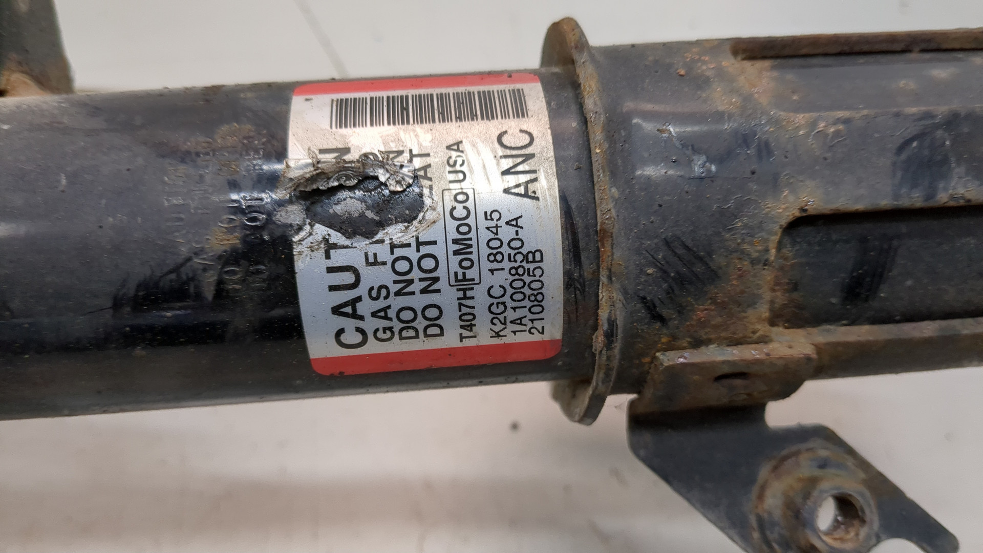 Амортизатор передний правый