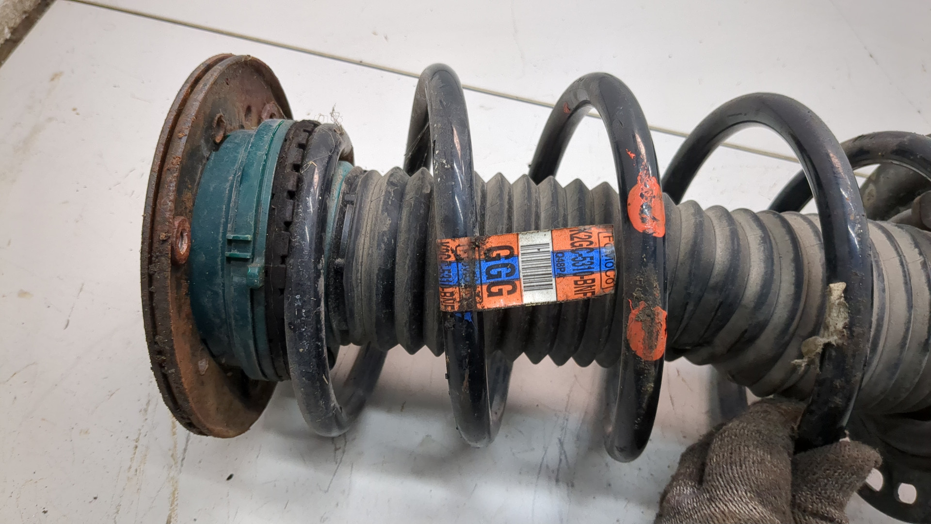 Амортизатор передний правый