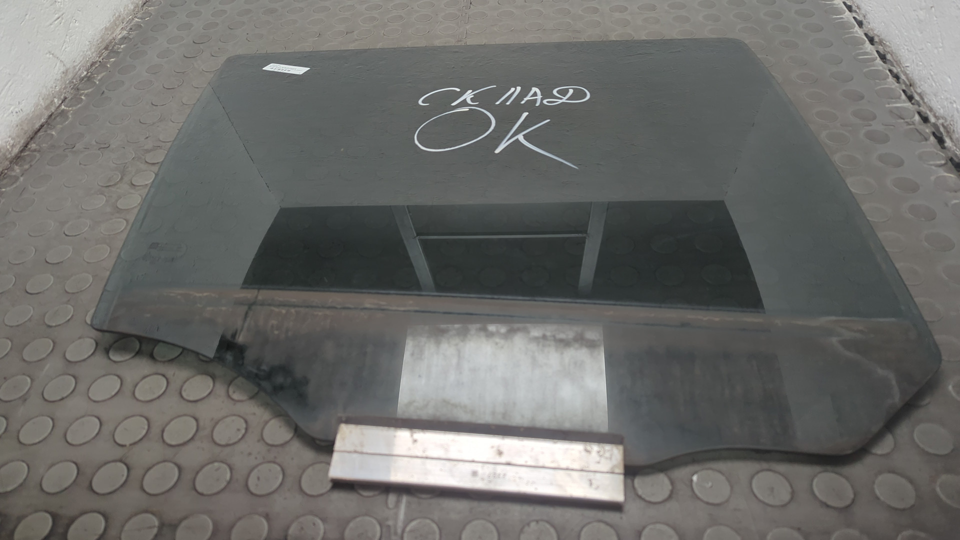 Стекло двери задней правой