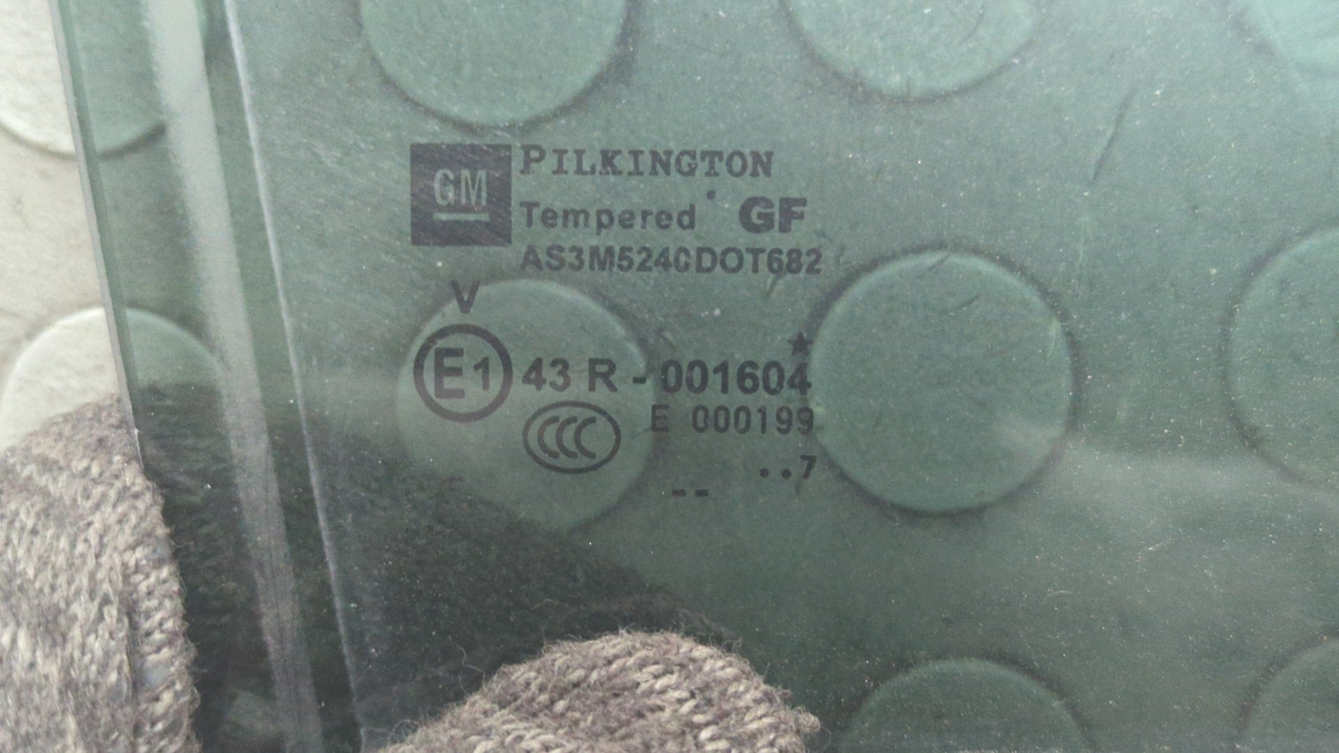 Стекло двери задней правой