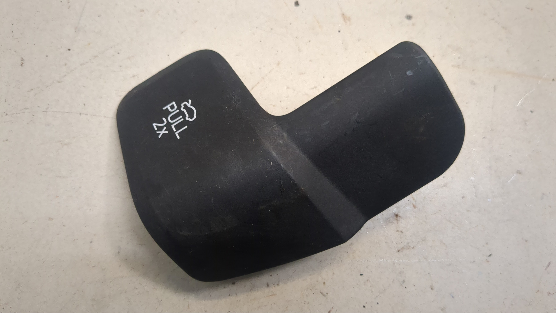 Ручка открывания капота