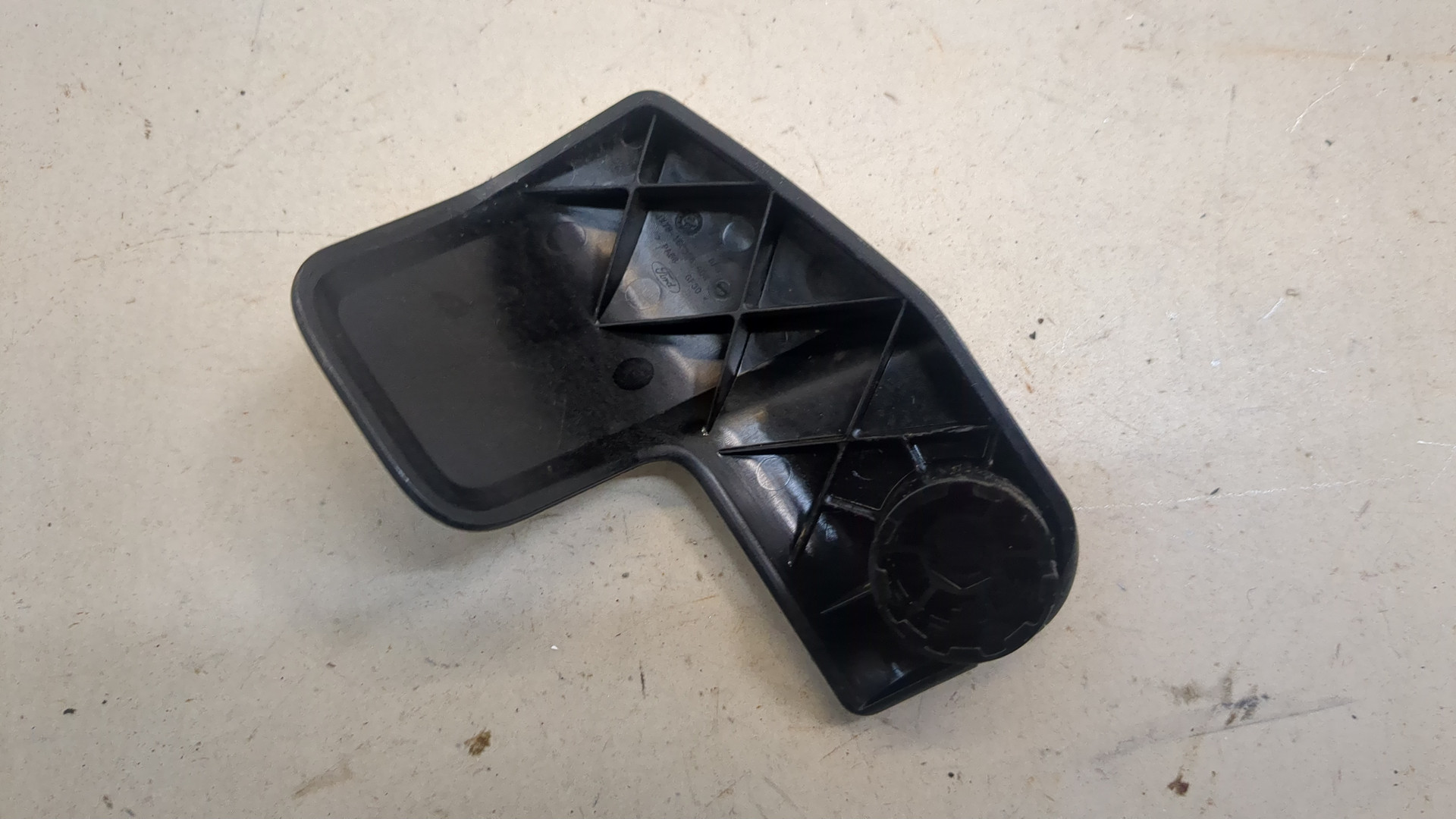 Ручка открывания капота