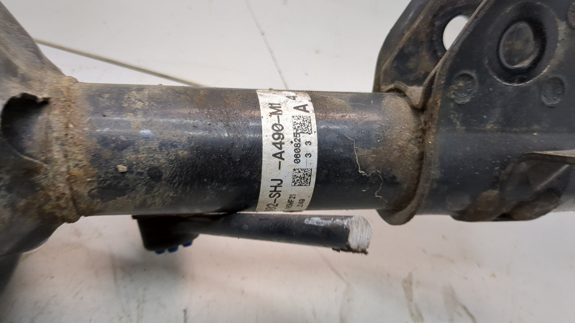 Амортизатор передний левый