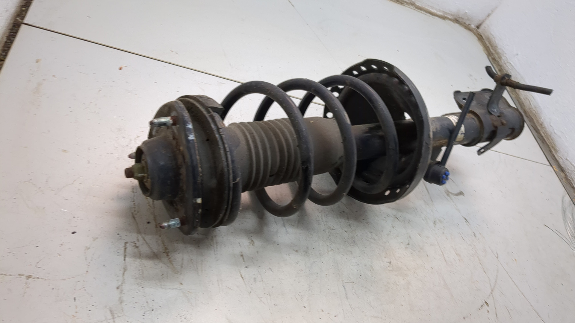 Амортизатор передний левый