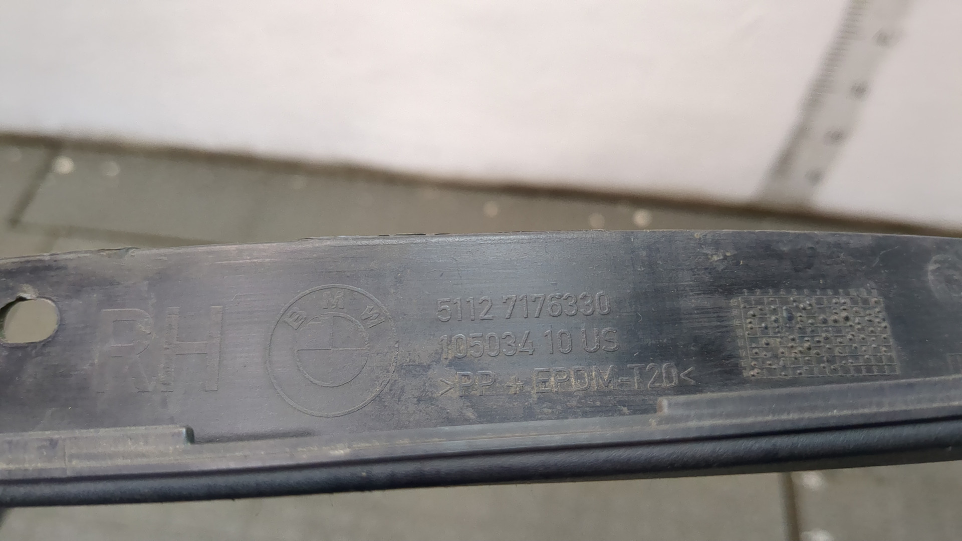 Молдинг заднего крыла правого