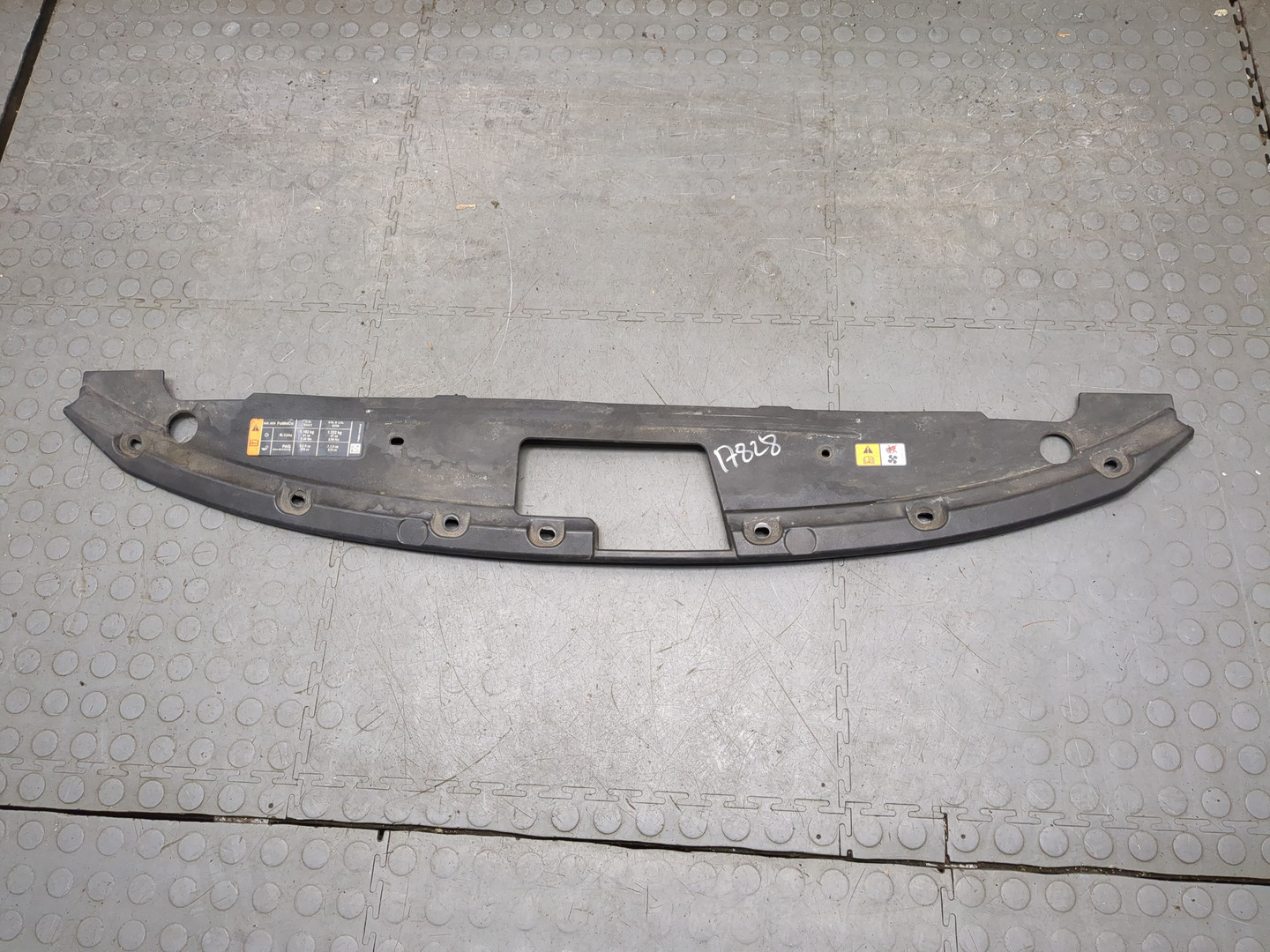 Кожух замка капота