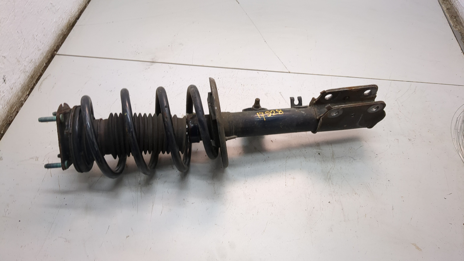 Амортизатор передний левый