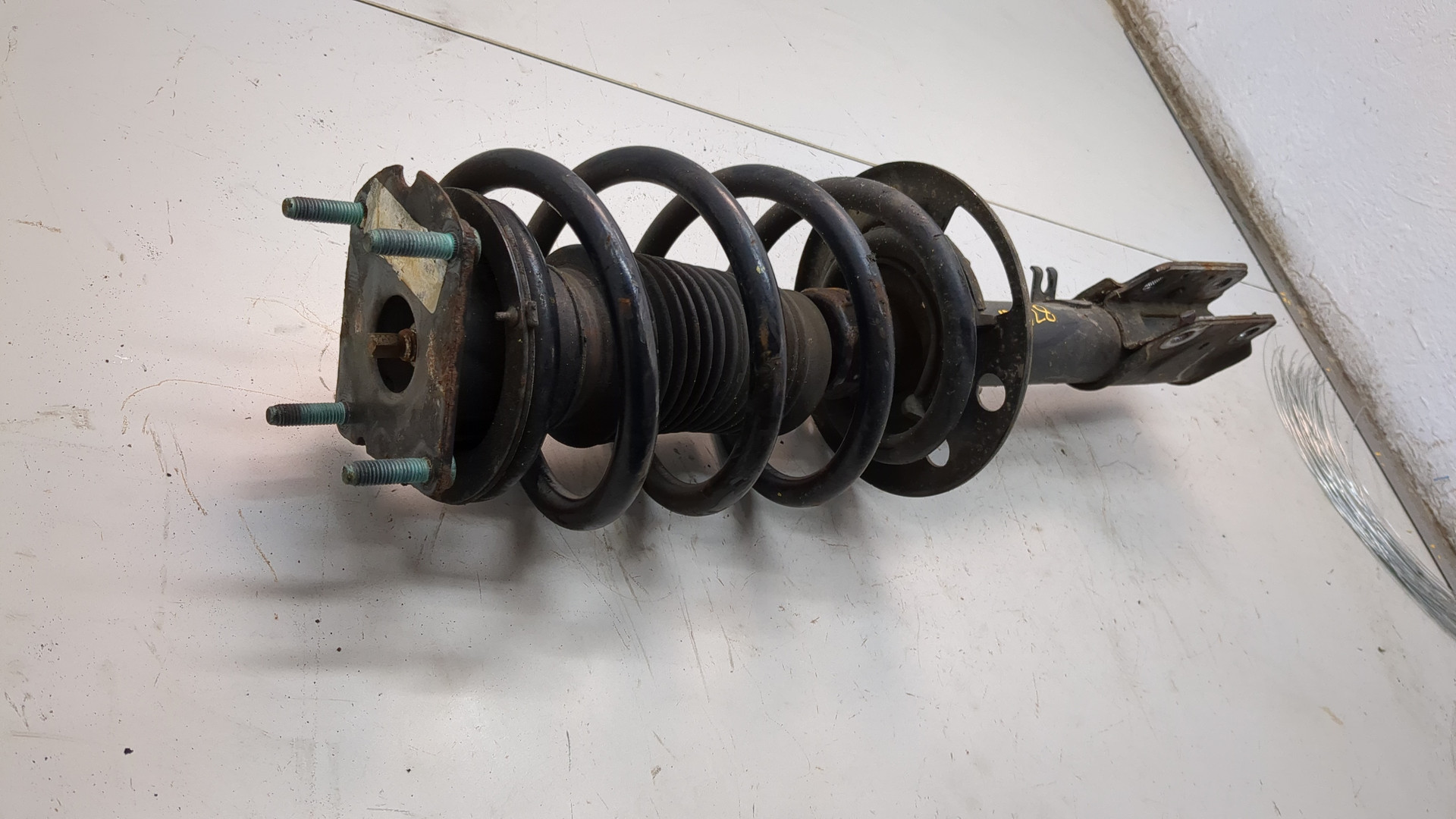 Амортизатор передний левый