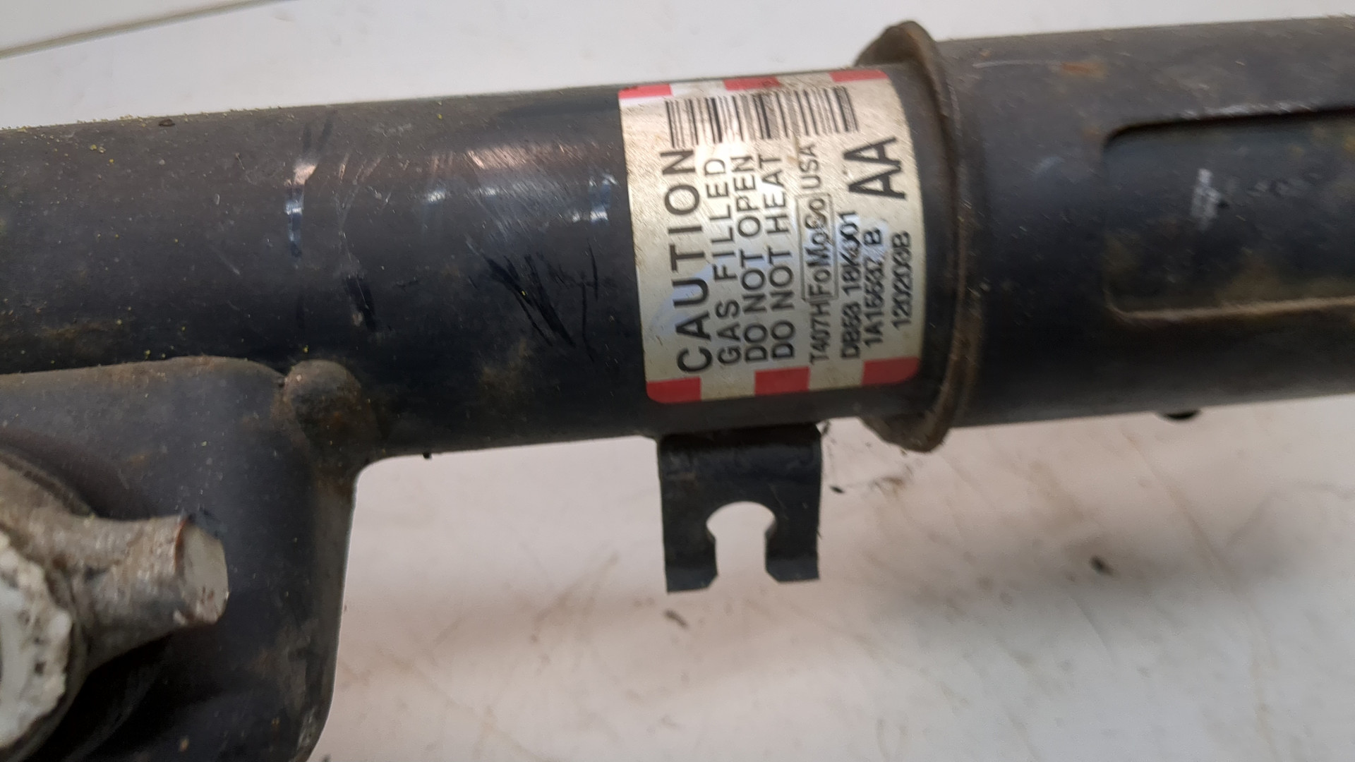 Амортизатор передний левый