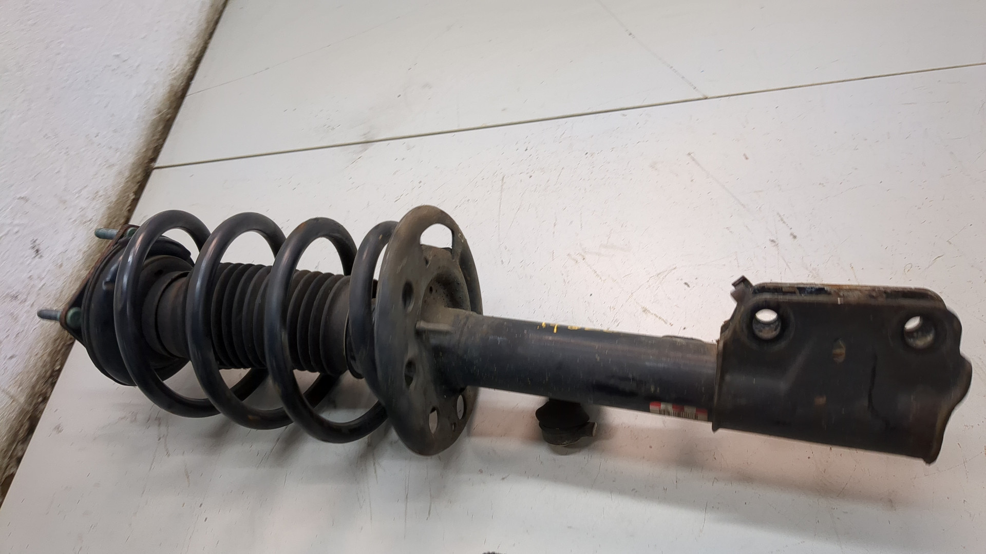 Амортизатор передний левый