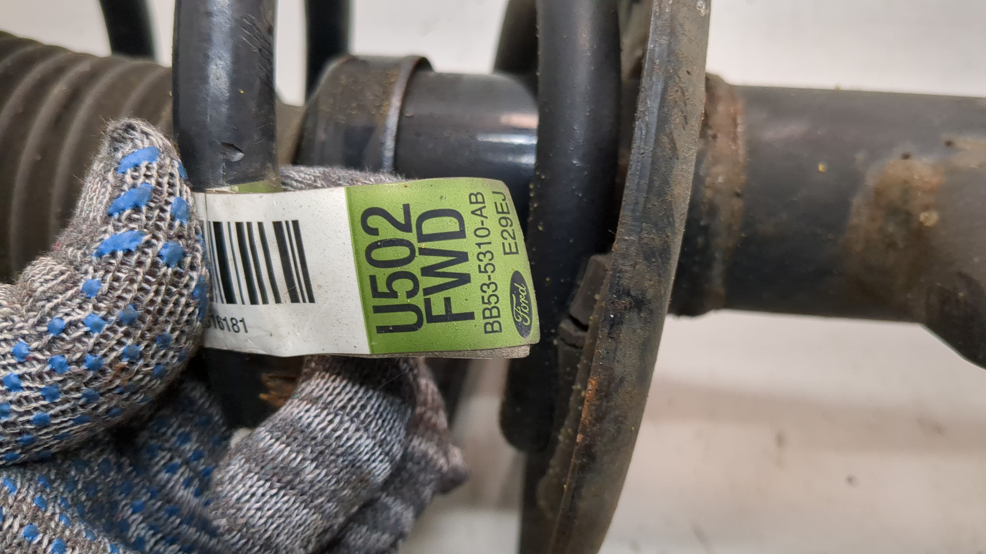 Амортизатор передний левый