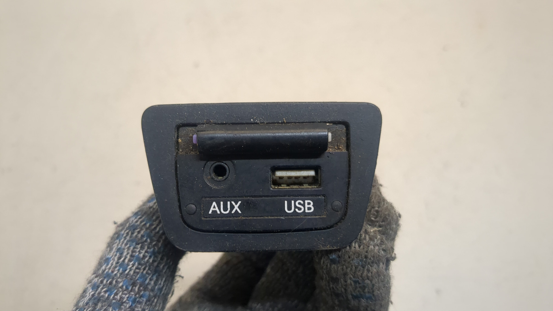 Гнездо AUX / USB IN