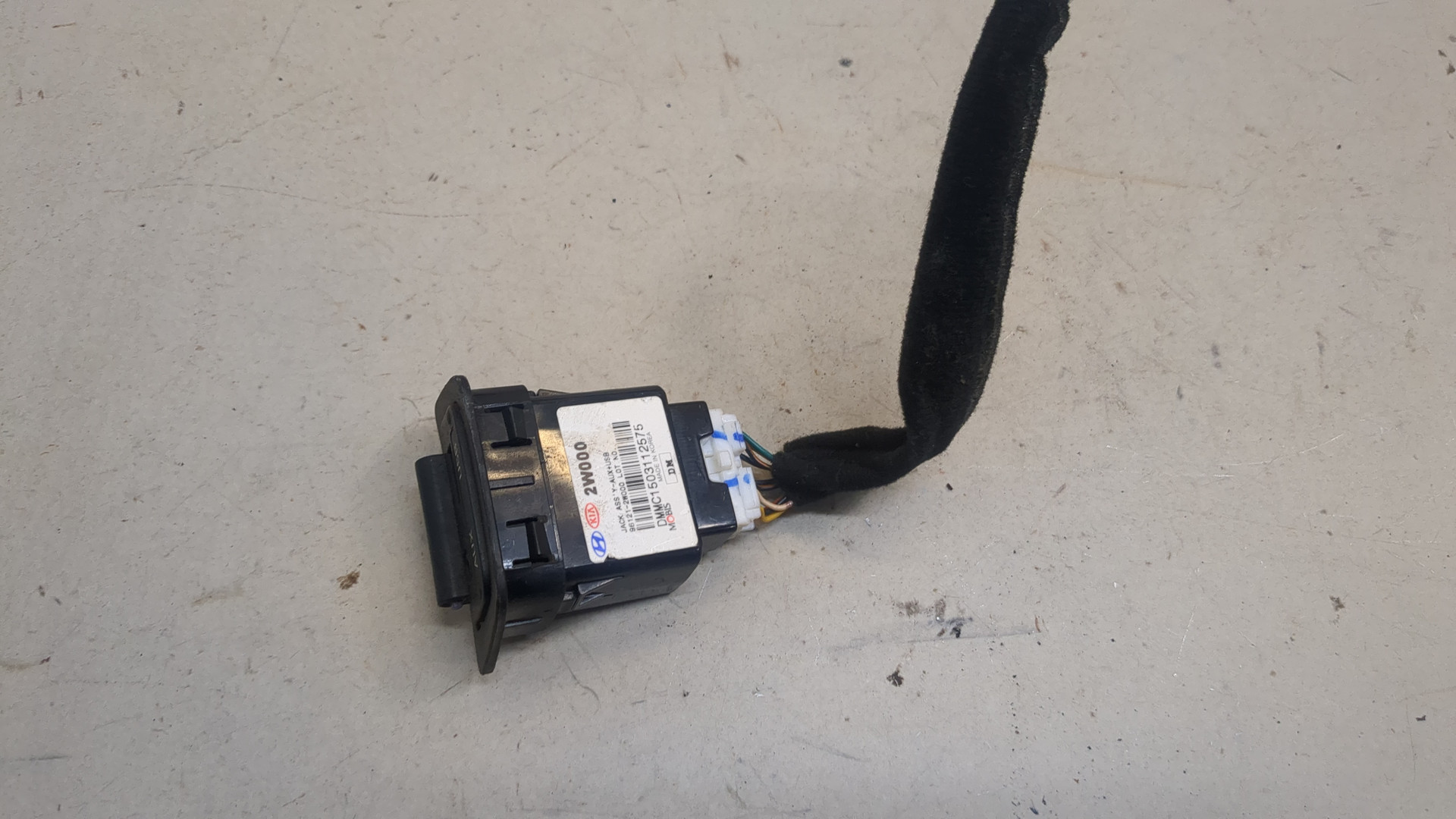 Гнездо AUX / USB IN