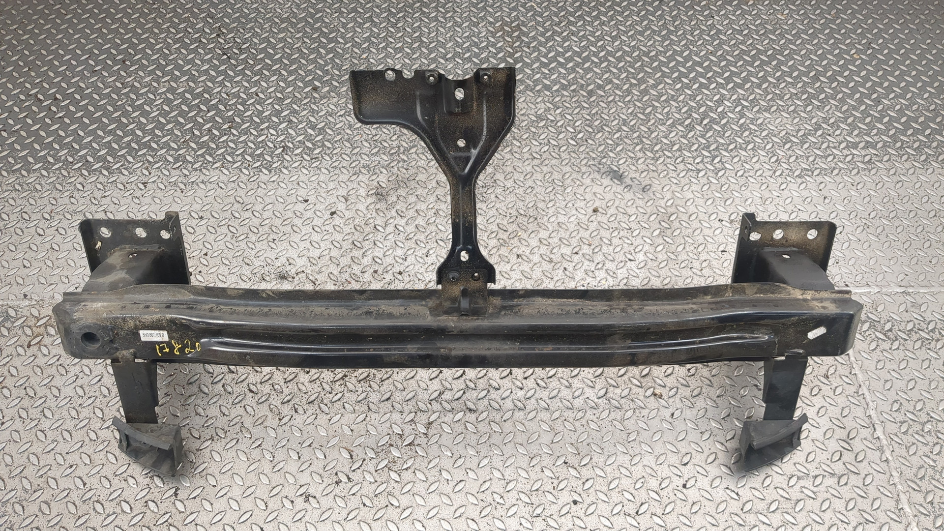 Усилитель переднего бампера