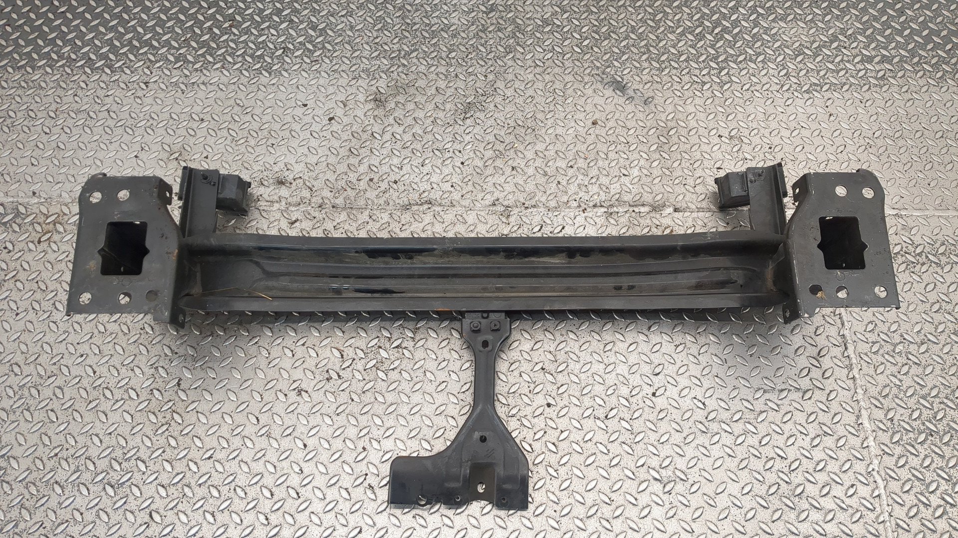 Усилитель переднего бампера