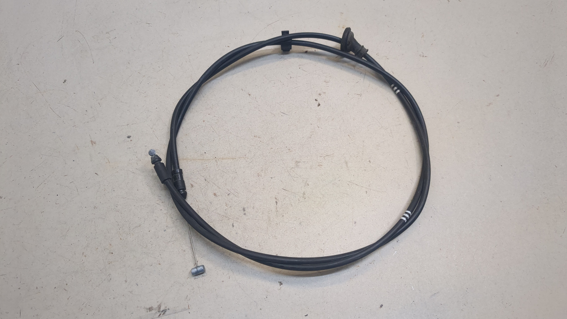 Трос открывания капота