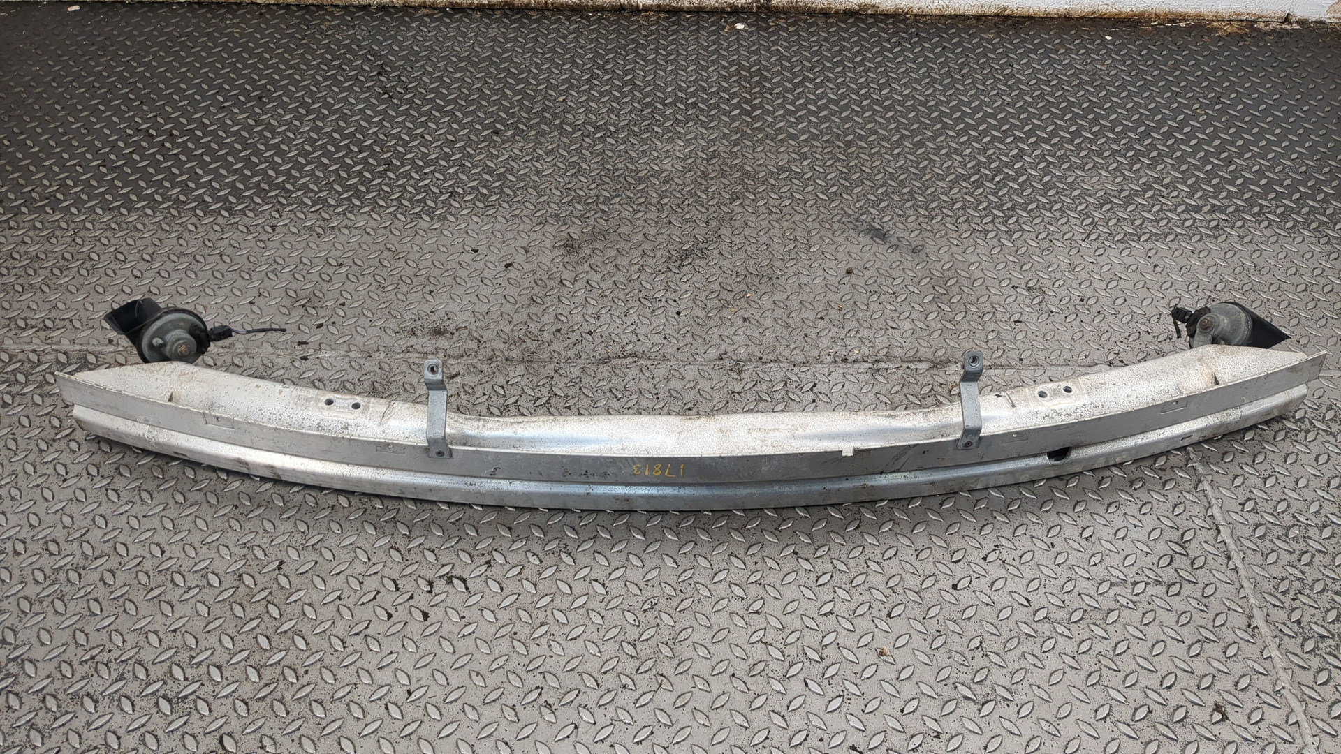 Усилитель переднего бампера