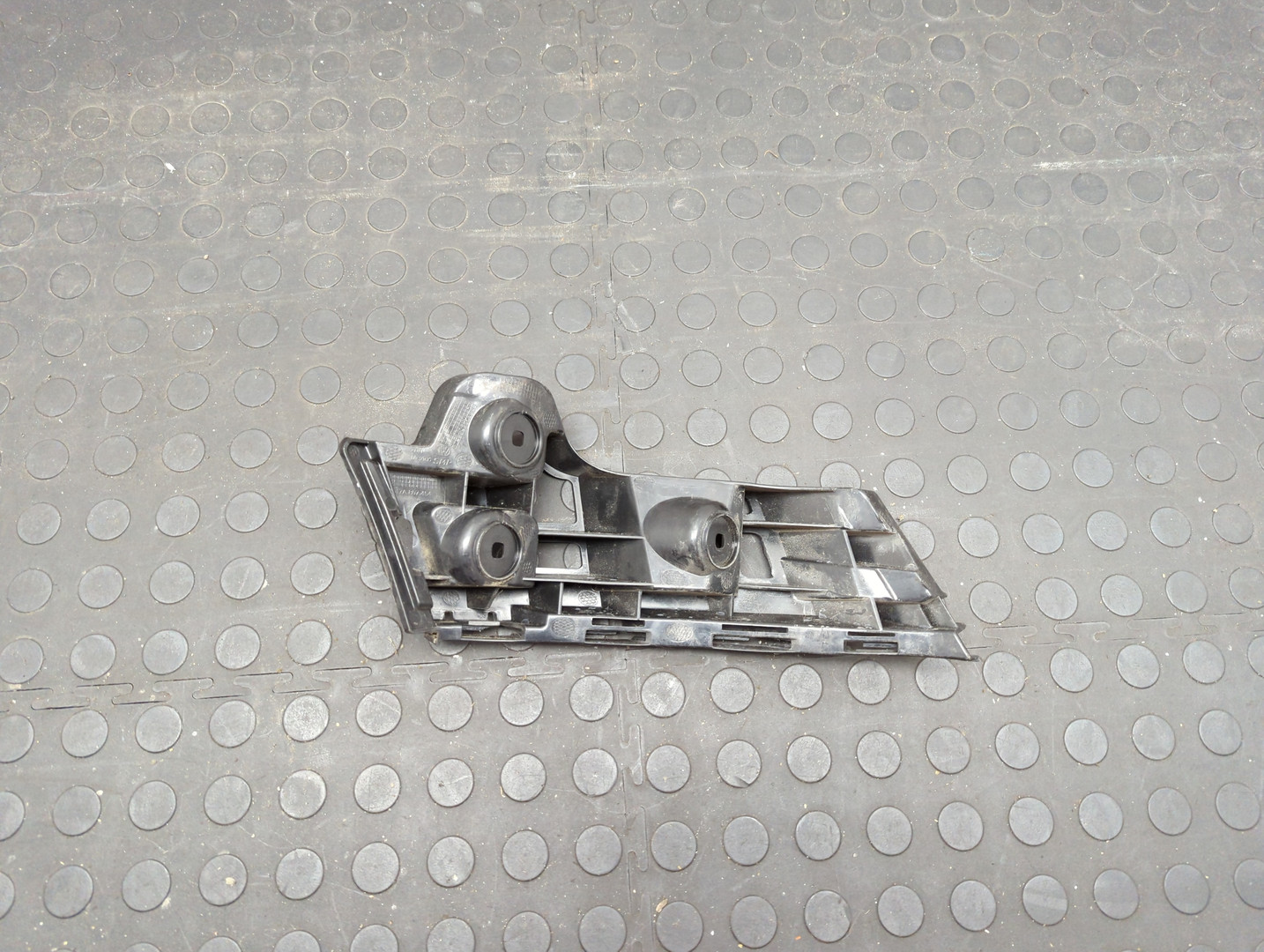 Кронштейн заднего бампера правый