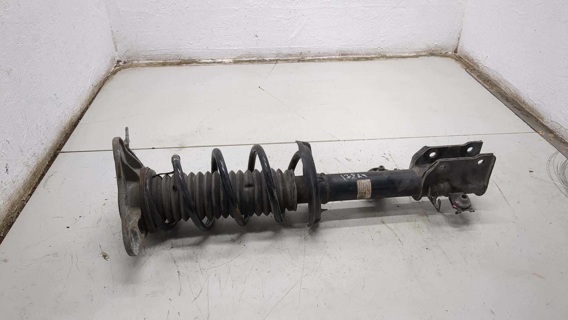 Амортизатор задний левый