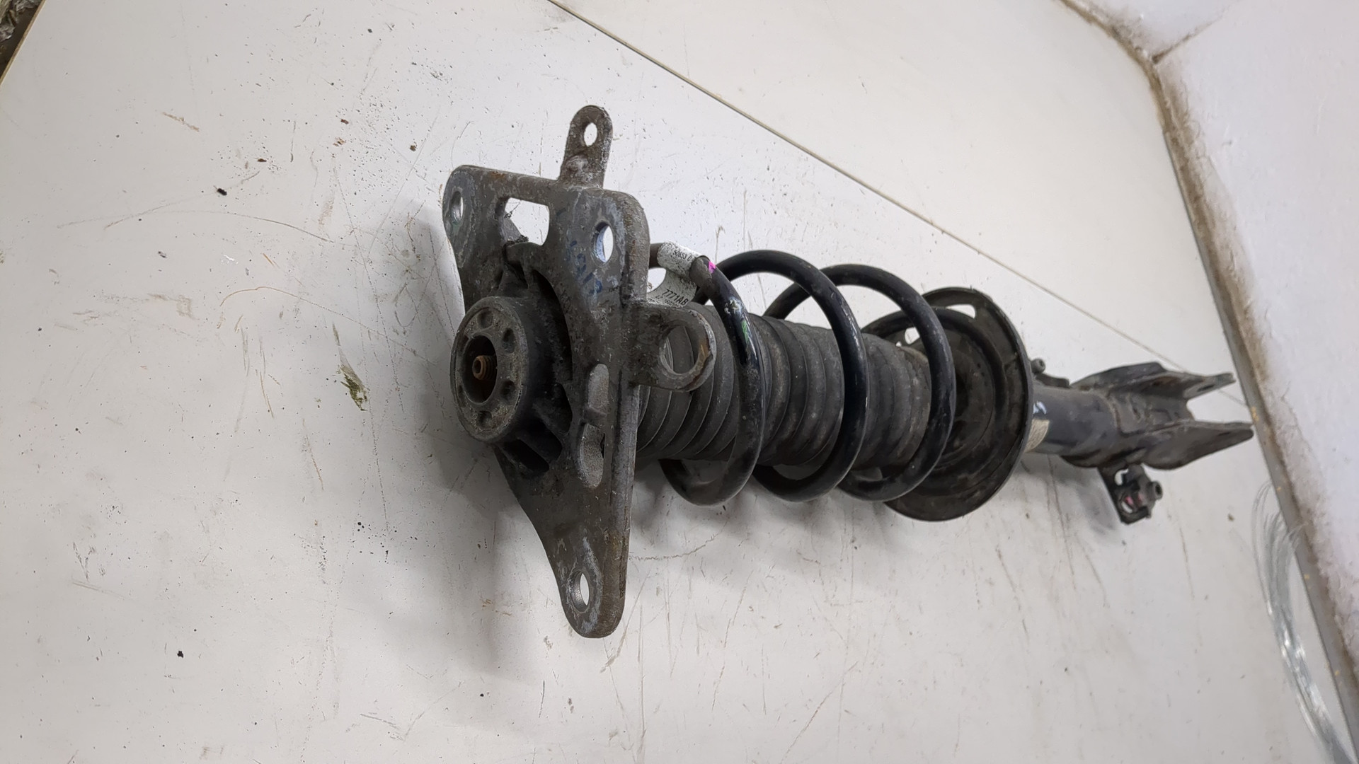 Амортизатор задний левый