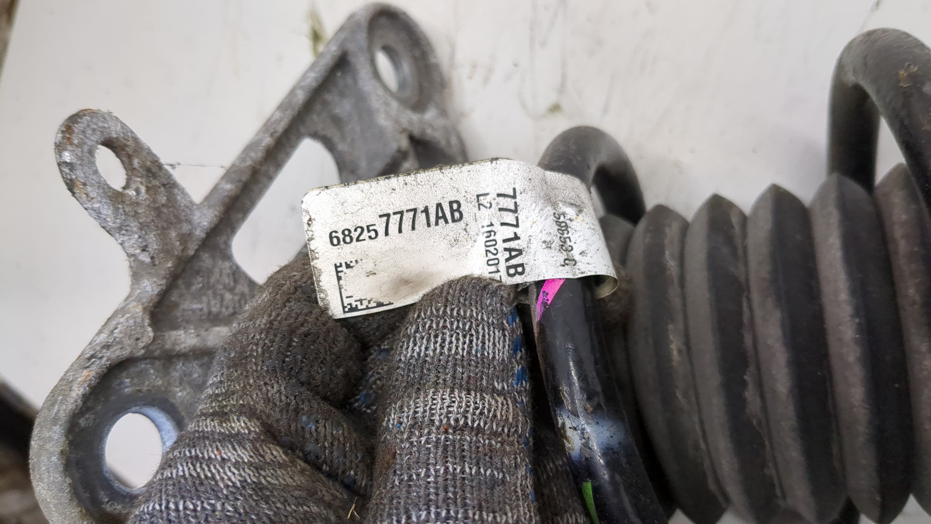 Амортизатор задний левый