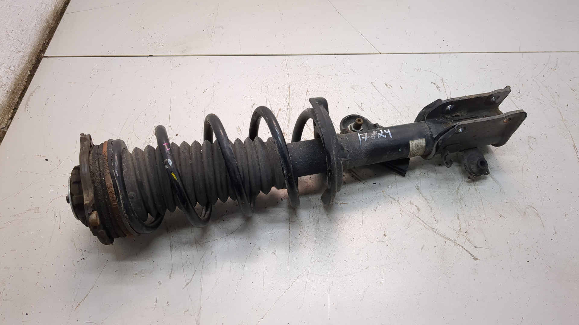 Амортизатор передний левый