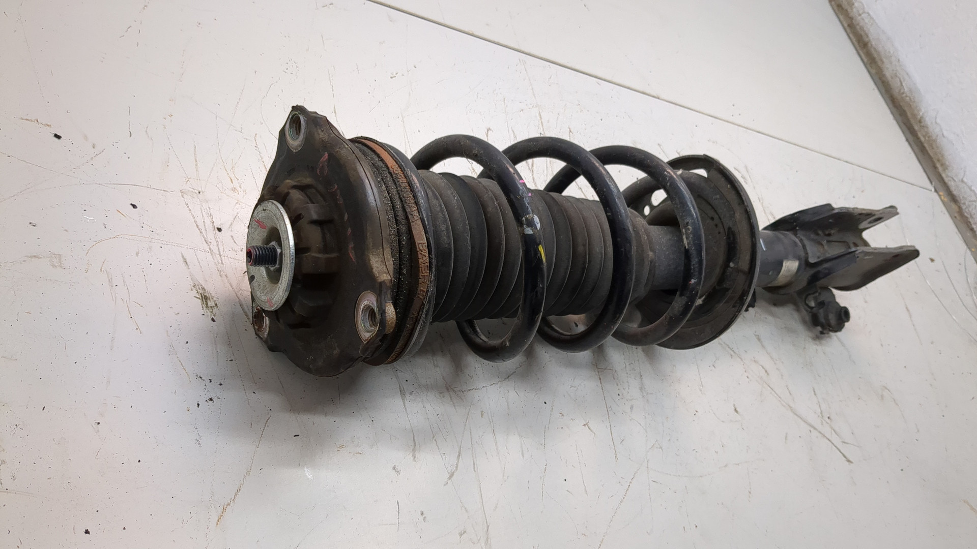 Амортизатор передний левый